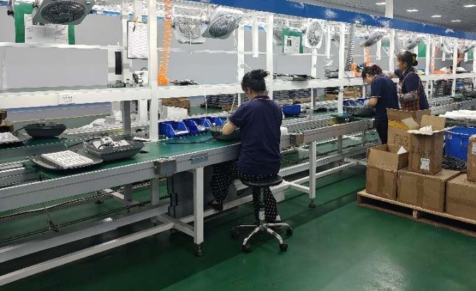 烈日下的坚守：工厂工人在盛夏高温中兢兢业业完成客户订单